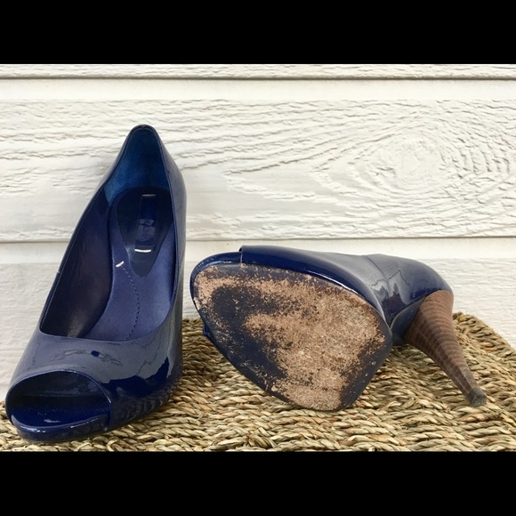 BCBG Max Azria blue patent leather peep toe size 8 - Picture 4 of 4